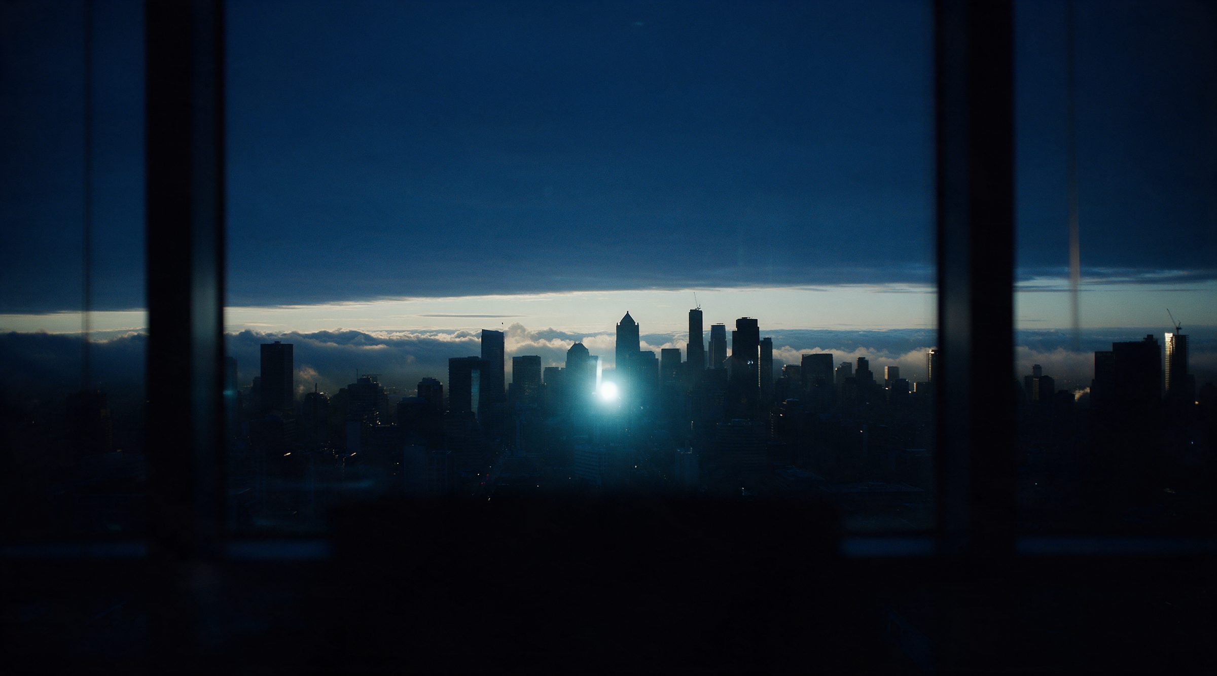 Horizonte de ciudad al amanecer visto desde un piso alto.